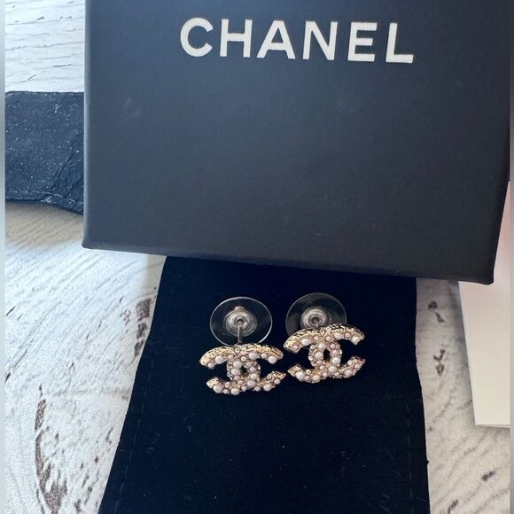 CHANEL Iconic CC Gold Earrings - Picture 4 of 8